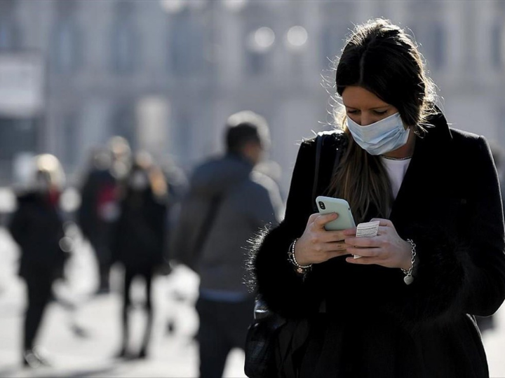 «Μια διχοτομημένη κοινωνία, στην οποία η θεαματική επικοινωνία υπερχειλίζει την δεξαμενή της σκέψης και της δράσης, δυστυχώς δεν μπορεί να παράγει παιδεία, κουλτούρα και πολιτισμό, όση επικοινωνία και αν παράγει.»