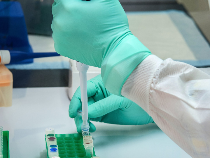 «H πανδημία του Covid-19 βρήκε το σύστημα υγείας ακριβώς την ώρα που η εγχώρια οικονομία ανέκαμπτε από τη μεγάλη κρίση της προηγούμενης δεκαετίας, με εμφανείς ακόμα τις επιπτώσεις στο δημόσιο σύστημα υγείας.»