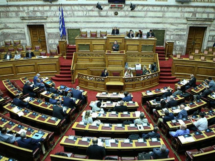 «Οι παραδοσιακοί διαχωρισμοί Δεξιάς και Αριστεράς και οι αντίστοιχες ιδεολογικές εμμονές απεδείχθησαν ανεπαρκείς προκειμένου να απαντήσουν αποτελεσματικά στις υγειονομικές, οικονομικές και κοινωνικές πτυχές της κρίσης.»