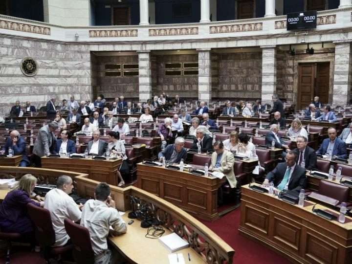 «Ακόμη και τα φίλια ΜΜΕ, που αποθέωναν με το αζημίωτο τον τροφοδότη κυβερνήτη, εξαπολύουν πυρά ομαδόν- και για τους ολέθριους χειρισμούς στην υγειονομική κρίση και για τις αλλεπάλληλες γκάφες στην εξωτερική πολιτική.»