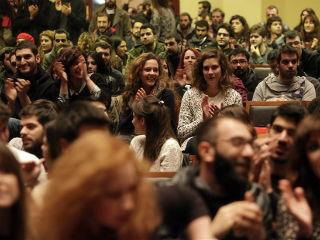 Το σύστημα συντάξεων πρέπει να ξαναβρεί τις ασφαλιστικές του ρίζες. Χρειάζεται να χορηγεί μόνο όσες υποσχέσεις μπορεί να τηρήσει. Ο μελλοντικός συνταξιούχος οφείλει να μην προκαταλαμβάνει την οικονομική επιτυχία, υποθηκεύοντάς την, αλλά να συμβάλλει στην ανάπτυξη, περιμένοντας την ανταμοιβή του μετά. Δηλαδή να μην λειτουργεί ως ομολογιούχος (όπως οι στυγνοί ξένοι σήμερα), αλλά ως μέτοχος μιας συλλογικής προσπάθειας -της Ελληνικής Οικονομίας, ΑΕ.