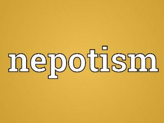  Γιατί στην περίπτωση της πολιτικής οικογενειοκρατίας δεν ισχύει η παροιμία το μήλο κάτω από τη μηλιά θα πέσει. Αλλά η άλλη παροιμία από το αγκάθι βγαίνει ρόδο και από το ρόδο αγκάθι. Γι’ αυτό την επόμενη που θα βρεθούμε σε κάλπη ας ψηφίσουμε όχι με γνώμονα το όνομα αλλά την προσωπικότητα που κουβαλάει ο κάθε υποψήφιος.