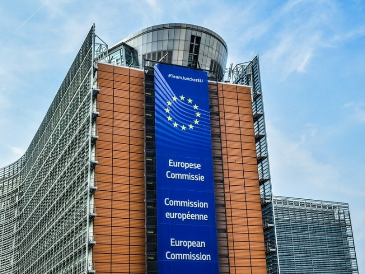Η Επιτροπή θα χρησιμοποιήσει διαφοροποιημένη στρατηγική χρηματοδότησης για να συγκεντρώσει έως και περίπου 800 δισ. ευρώ σε τρέχουσες τιμές μέχρι το 2026.
