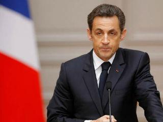 Εργάζομαι σκληρά διότι, αντίθετα ίσως με την ιδέα που επικρατεί για μένα, αμφιβάλλω πολύ. Πιστεύουν ότι είμαι πολύ σταθερός στις πεποιθήσεις και έχουν κατά κάποιον τρόπο δίκιο. Αυτές οι πεποιθήσεις είναι το αποτέλεσμα τριάντα χρόνων πολιτικής ζωής, και αυτό δεν είναι λίγο. Ναι, σε τριάντα χρόνια δημόσιας ζωής απέκτησα την πεποίθηση ότι, για να ασκήσεις ισορροπημένη πολιτική, πρέπει πρώτα να εξασφαλίσεις την συνοχή του φυσικού εκλογικού σου σώματος, να το εμψυχώσεις, να το καθησυχάσεις και μετά να το ενθαρρύνεις να ανοιχτεί. Έχω την πεποίθηση ότι στο βάθος της γαλλικής κοινωνίας υπάρχει ένα ισχυρό αίτημα υπέρ της αποκαταστάσεως ορισμένων αξιών της δημοκρατικής δεξιάς: η εργασία, ο σεβασμός των αρχών, η οικογένεια, η ατομική ευθύνη. 