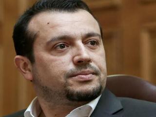 Εξάλλου, αν στον χώρο της τηλεοπτικής επικοινωνίας εισέλθουν η κυρία Γιάννα Αγγελοπούλου, ο κ. Δημήτρης Γιαννακόπουλος και κάποιοι φιλικοί προς τον ΣΥΡΙΖΑ εφοπλιστές, θα πρέπει να θεωρείται βέβαιον ότι θα έχουν επίσης συμμετοχή και στην πιθανή επενδυτική πίτα.