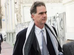 Όπως αναφέρουμε και στην αρχή, δεν έχουμε καμμία διαφωνία με τις προτάσεις του Νίκου Παπανδρέου. Είναι δε πολύ θετικό το γεγονός ότι ο αδελφός του πρώην πρωθυπουργού και γυιος του ιδρυτή του ΠΑΣΟΚ στην ουσία συντάσσεται με θέσεις και απόψεις τις οποίες πάνω από τριάντα χρόνια διατυπώνουν στην Ελλάδα φιλελεύθεροι διανοούμενοι και πολιτικοί που ένα αδυσώπητο σύστημα κρατισμού και νεποτισμού έθεσε στο περιθώριο.