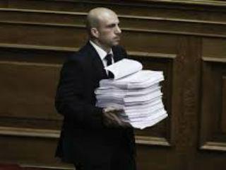 Ποιος χολοσκάει για εθνική κυριαρχία και άλλες τέτοιες κουταμάρες. Εξάλλου αυτό που μετράει είναι η παραμονή στην καρέκλα. Όλα τα άλλα είναι κουραφέξαλα. Και για να πούμε και του στραβού το δίκιο, οι άνθρωποι είναι διεθνιστές. Δεν πολυενδιαφέρονται γι αυτό το μικρό κομμάτι γης που λέγεται Ελλάδα.