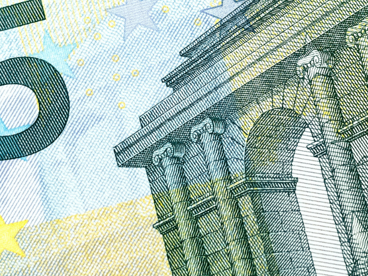 Τον Ιούνιο του έτους 2010, μόλις δύο μήνες μετά την εξαγγελία του-τότε- Πρωθυπουργού για την προσφυγή της χώρας στον τριμερή μηχανισμό βοήθειας (ΔΝΤ, ΕΕ, ΕΚΤ), κατατέθηκε στη Βουλή ο ευρέως γνωστός ως «νόμος Κατσέλη».