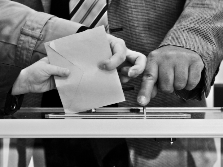 Μπορεί η αποχή σε συνδυασμό με τα άκυρα και λευκά ψηφοδέλτια να κινείται στο 50%, όμως στο πολιτικό επίπεδο και ιδιαιτέρως στο κόμμα, του οποίου οι υποψήφιοι πήραν ποσοστό νίκης, δηλαδή πάνω από 43% των ψήφων, «εορτάζεται» η επιτυχία. 