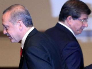 Κατηγόρησε ιδίως το AKP ότι αποκλίνει από τους στόχους του, ενώ επέκρινε την ηγεσία διότι απαίτησε να επαναληφθούν οι δημοτικές εκλογές στην Κωνσταντινούπολη, όπου ηττήθηκε με οριακή διαφορά τον Μάρτιο από την αντιπολίτευση. Στη δεύτερη εκλογική αναμέτρηση, τον Ιούνιο, ο υποψήφιος που επέλεξε προσωπικά ο Ερντογάν υπέστη βαριά ήττα.
