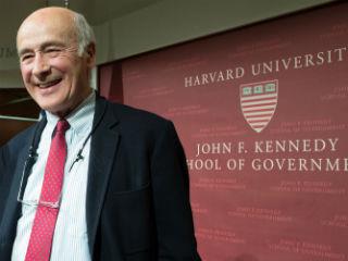 Η αντιπάθεια προς τις ελίτ μπορεί να προκληθεί για λόγους και οικονομικούς και πολιτισμικούς. Η εφημερίδα Νιου Γιορκ Τάϊμς διαπίστωσε ότι οι υποστηρικτές του Τραμπ είναι κυρίως λευκοί, μέλη της εργατικής τάξης, η ζωή των οποίων άλλαξε αρνητικά κατά την διάρκεια των δεκαετιών κατά τις οποίες μειώθηκε η παραγωγική ικανότητα των ΗΠΑ.   Αλλά θα ήταν υπερβολή να υποστηρίξει κανείς ότι οι εκλογές του 2016 αναδεικνύουν μία τάση απομονωτισμού που θα σημάνει το τέλος της παγκοσμιοποίησης. 