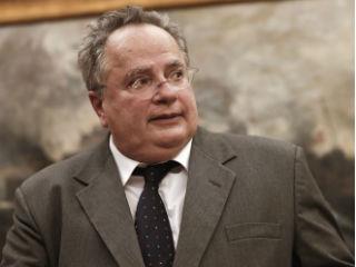 Στέρησαν τις άδειες από τα «διαπλεκόμενα» κανάλια Mega, Star, Alpha κλπ. και ανέδειξαν ως καναλάρχες τον υπόδικο κ. Μαρινάκη και τον φοροφυγάδα κ. Καλογρίτσα. Όταν ο τελευταίος αναγκάστηκε να αποσυρθεί από τον διαγωνισμό, τον αντικατέστησαν με τον κ. Ιβάν Σαββίδη, τον άνθρωπο που δήλωσε ότι συμμετείχε στο διαγωνισμό ως «λαγός» για να ανεβάσει το τίμημα. Όσο ενδιαφέρθηκε η κυβέρνηση για το ξεκαθάρισμα του τηλεοπτικού τοπίου, άλλο τόσο ενδιαφέρθηκε να εξασφαλίσει την έκφραση μίας ποιοτικής φωνής, από τις λίγες που διαθέτει η χώρα μας.