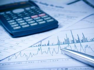 Ο οικονομικός αναλφαβητισμός του μέσου Έλληνα τον οδηγεί να πιστεύει ότι είναι τα μνημόνια που προκάλεσαν τα οικονομικά δεινά που αντιμετωπίζει και όχι οι προηγηθείσες άφρονες πολιτικές που έφεραν τα μνημόνια. Ότι η επιστροφή στο εθνικό νόμισμα μπορεί να είναι η λύση για την έξοδο από την κρίση. Ότι η διά νόμου απαγόρευση των (ομαδικών) απολύσεων συμβάλλει στην μείωση της ανεργίας. Ότι η επιβολή κατώτατων ορίων στους μισθούς καταπολεμά την ανέχεια. Ότι η οικονομία θα ανακάμψει αν ρίξουμε περισσότερα χρήματα στην αγορά (εν ανάγκη, τυπώνοντάς τα). 