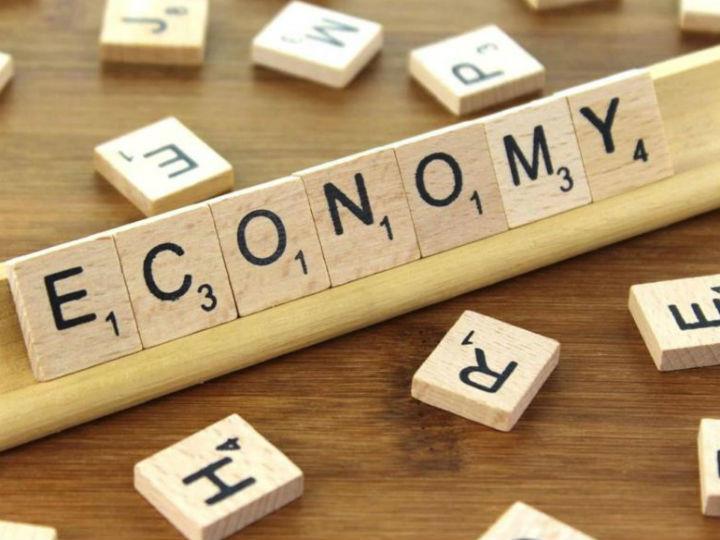 Άραγε πόσο θετικό και αποδοτικό είναι να μιλάς για μεταρρυθμίσεις- ως Κράτος, ως ΕΕ, ως ΔΝΤ- και να εννοείς την μείωση των συντάξεων και των μισθών ; Τι θετικό πρόσημο έχει να μιλάς για ανάπτυξη επειδή θα γίνουν ουρανοξύστες και εμπορικά κέντρα. υψους 9 δις, στο Ελληνικό και όχι πχ. μικρότερα έργα τόσων δις στις περιφέρειες της χώρας ; Γιατί να μην γεννήσουμε μισθούς πανελλαδικά αλλά μόνο στην πρωτεύουσα και σε ένα -δυο νησιά; Πώς θα τονωθεί η συνολική εγχώρια ζήτηση αν δεν υπάρξει ισοκατανομή εισοδήματος στην επικράτεια ;