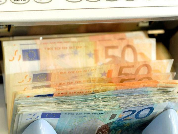 Η ελληνική οικονομία παρουσιάζει, όλο και πιο έντονα, χαρακτηριστικά σαν αυτά που προκαλούν τη μακροχρόνια, δομική στασιμότητα. Οπωσδήποτε με ιδιαιτερότητες. Αλλά σε κάθε περίπτωση, η αδυναμία της δαπάνης γίνεται όλο και πιο φανερή.