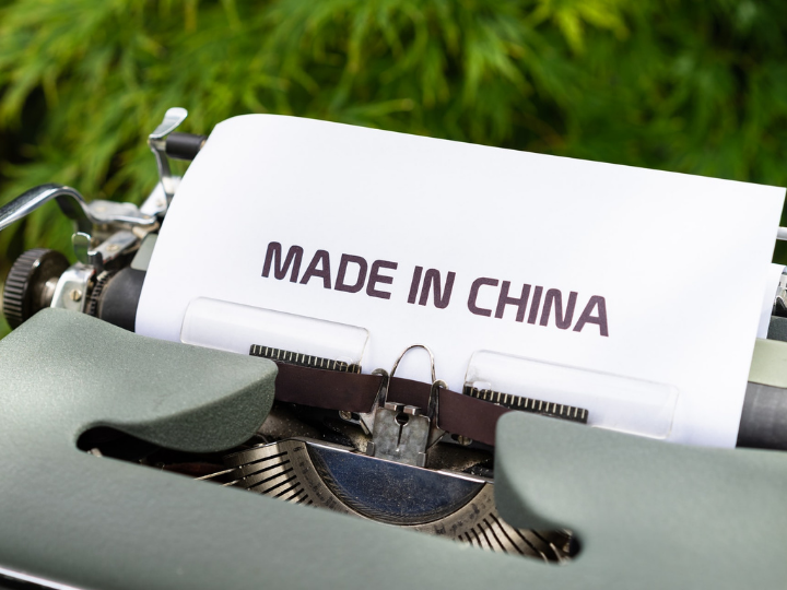 «Το Πεκίνο εξέδωσε τον Μάιο οδηγία που αφορά εκατοντάδες προϊόντα με τα οποία εφοδιάζεται η εσωτερική αγορά, για τα οποία θα απαιτείται πλέον να είναι «made in China» σε ποσοστό μέχρι και 100%.»