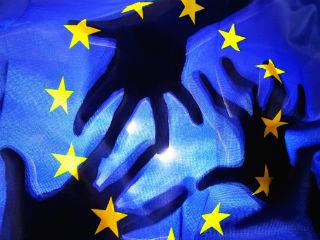 Μία άλλη εκδοχή του ευρωπαϊκού εθνικολαϊκισμού είναι η αντίθεσή του με την παγκοσμιοποίηση και το κοινό ευρωπαϊκό νόμισμα. Στην ρητορική της Μαρίν Λε Πεν δίνεται ιδιαίτερο βάρος στην απειλή για τις θέσεις εργασίας που συνιστούν η μετανάστευση και η απελευθέρωση του εμπορίου, το δε ευρώ εμφανίζεται ως η βασική αιτία της ανεργίας στην Γαλλία. Αν προσέξει κανείς τα κατά καιρούς λεγόμενα της Μαρίν Λε Πεν στην χώρα της και στο Ευρωπαϊκό Κοινοβούλιο (ΕΚ), θα διαπιστώσει πολλά κοινά σημεία με αντίστοιχες θέσεις του ΚΚΕ και των αριστερών συνιστωσών του ΣΥΡΙΖΑ. Ας μην ξεχνάμε, εξάλλου, το εγκώμιο της Γαλλίας επικεφαλής του Εθνικού Μετώπου στον Αλέξη Τσίπρα όταν ο τελευταίος, ως αρχηγός της ελληνικής αξιωματικής αντιπολίτευσης, είχε επισκεφθεί το ΕΚ το 2014.