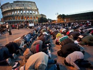 Θα μπορούσαμε να αναφερθούμε σε αντίστοιχες υποχωρήσεις του κράτους δικαίου σε πολλές χώρες της Ευρώπης, όπου το Ισλάμ ανατρέπει νομικές και ηθικές αρχές του ευρωπαϊκού πολιτισμού. Ας αρκεσθούμε στην δήλωση του Φιλίπ Φαργκ, επικεφαλής του Κέντρου Μεταναστευτικής Πολιτικής: «Δεν χρειάζεται να είναι κανείς ρατσιστής ή ξενοφοβικός. Το Ισλάμ μέσα στην Ευρώπη είναι μία πραγματικότητα η οποία είναι ξένη και εχθρική προς τον ευρωπαϊκό πολιτισμό. Η λύση σίγουρα δεν έχει ακροδεξιό χρώμα. Αλλά πρέπει να μάθουμε οι δημοκράτες πώς θα αντιμετωπίσουμε το πρόβλημα χωρίς να παραιτηθούμε από τον εαυτό μας».