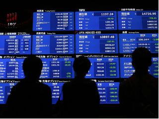 Όλα μπορούν να συσχετισθούν πλήρως και όλα μπορούν να αποσυσχετισθούν εντελώς. Οι αγορές έπαψαν να είναι συγκοινωνούντα δοχεία και μηχανισμοί εξισορρόπησης, έπαψαν να είναι ο τόπος της «δίκαιης τιμής». Πχ. ο ισολογισμός της FED δεν θεωρείται πλέον από τους επενδυτές ως φούσκα αλλά ως  «μόνιμη παρέμβαση» άρα δεν υπάρχει «γεγονός» καθώς η νέα εκδοχή της μαθηματικοποιημένης ενσωμάτωσης γεγονότων στις τιμές (ρομποτάκια και αλγόριθμοι συναλλαγών) μάλλον μπορεί και «κανονικοποιεί» τις παρεμβάσεις των αρχών. Αν μιλούσαν οι αγορές φαντάζομαι να έλεγαν σήμερα κάτι τέτοιο: «…δεν μοιάζει περίεργο το ότι φούσκωσαν οι ισολογισμοί των εκδοτών χρήματος από την στιγμή που αυτό ήδη το ξέρουμε και μάθαμε να ζούμε μαζί του…».