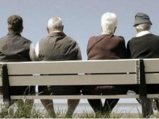 Η κατάσταση είναι σοβαρή. Διότι, μελέτη των ερευνητών του Διεθνούς Νομισματικού Ταμείου (ΔΝΤ) εντάσσει την Ελλάδα στην ζώνη υψηλού κινδύνου της ευρωζώνης ως προς την δημογραφική γήρανση την επόμενη εικοσαετία, επισημαίνοντας ότι αυτή η παράμετρος κάθε άλλο παρά βοηθά στις προσπάθειες μείωσης της ανεργίας και αύξησης της ανταγωνιστικότητας σε περιβάλλον υψηλού χρέους και περιορισμένων δημοσιονομικών περιθωρίων. 