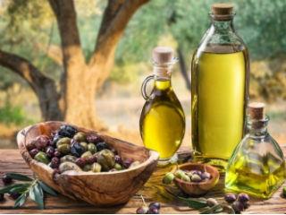 Η παγκόσμια παραγωγή προβλέπεται να υποχωρήσει κατά 14%, με την ιταλική να αναμένεται να περιοριστεί σχεδόν στο μισό κατά τους 12 μήνες μέχρι τον Σεπτέμβριο, σύμφωνα με το Διεθνές Συμβούλιο Ελαιολάδου (IOC). Η Ελλάδα είναι πιθανό να σημειώσει πτώση 20%, η Τυνησία 17%, ενώ η Ισπανία -γνωστή στη βιομηχανία ως η «Σαουδική Αραβία του ελαιόλαδου» λόγω του μεγέθους της παραγωγής της- προβλέπεται να εμφανίσει κάμψη 7%.