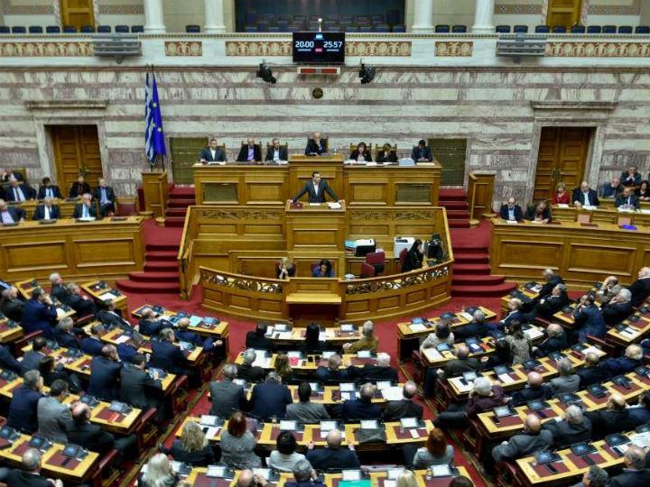 «Κατά τη συζήτηση του νομοσχεδίου που αφορούσε τις διαδηλώσεις ο αρχηγός της αξιωματικής αντιπολίτευσης Αλέξης Τσίπρας υποστήριξε, ότι η φιλοσοφία του εν λόγω νομοσχεδίου «θυμίζει τη χούντα» και τα πέτρινα χρόνια του μετεμφυλιακού κράτος της Δεξιάς...»