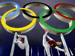 Made by Poverty έπρεπε να είναι η πραγματική ταμπέλα στα γήπεδα κάθε 4 χρόνια. Μανιακός πρωταθλητισμός, χημικές επεμβάσεις πάνω σε κορμιά που δεν μοιάζουν με ανθρώπινα, σπατάλες απίστευτης αισθητικής, είναι τα βασικά συστατικά. Όπου έγιναν οι Αγώνες, ακολούθησε κρίση,ύφεση, απαξίωση των εγκαταστάσεων. Οι λαοί πληρώνουν πάντα στο τέλος αυτό το πανηγύρι της τηλεθέασης.