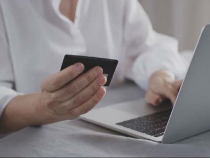 «Το 60%, ωστόσο, δεν θα παραλείψει να επισκεφτεί και τα φυσικά καταστήματα, στροφή προς μια πολυκαναλική αντιμετώπιση.»