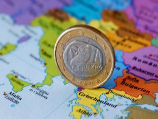 Στο δημοσίευμα διαπιστωνόταν ότι η πιστοληπτική ικανότητα της χώρας φαίνεται πως βρίσκεται σε κρίσιμη κατάσταση και σε ακραία περίπτωση θα μπορούσε να τεθεί το ερώτημα, αν η Ελλάδα μπορεί να παραμείνει μέλος της ΟΝΕ.
