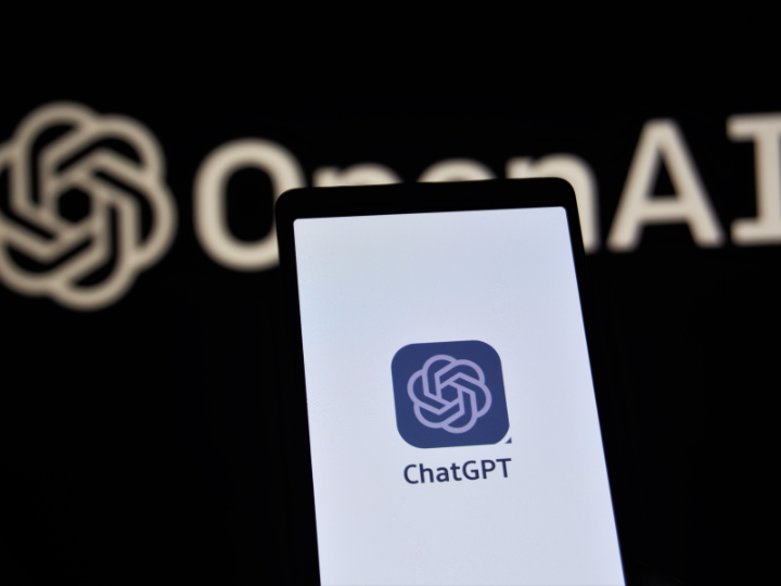 H OpenAI είναι ο κατασκευαστής του ChatGPT — του chatbot AI που έχει γίνει viral λόγω της ικανότητάς του να δημιουργεί ανθρώπινες απαντήσεις στις προτροπές των χρηστών. Μόλις δύο μήνες μετά την κυκλοφορία του, είχε φτάσει τα 100 εκατομμύρια χρήστες.