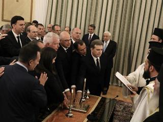 Σε όλη αυτήν την περίοδο όλες ανεξαιρέτως οι κυβερνήσεις και όλα ανεξαιρέτως τα κόμματα μη αναλαμβάνοντας την «ι-διοκτησία του προγράμματος», δηλαδή μη ενστερνιζόμενα την αναγκαιότητα και τους στόχους των μεταρρυθμίσεων, μη εφαρμόζοντας αυτά που συμφω-νούσαν με τους εταίρους, και προσφεύγοντας στους γνωστούς κλαυθμυρι-σμούς ότι «εμείς δεν θέλουμε αλλά οι ξένοι μας αναγκάζουν», στην πραγμα-τικότητα απονομιμοποίησαν, διέβαλαν και δαιμονοποίησαν στη συνείδηση του ελληνικού λαού τη σημασία και την αναγκαιότητα των πιο σημαντικών και απολύτως απαραιτήτων μεταρρυθμίσεων. Παράλληλα δε δαιμονοποιήθηκε και η έννοια της μεταρρύθμισης που για κάποιο κόσμο θεωρείται το απόλυτο κακό.