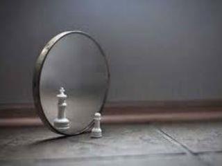 Η διαδικασία των ενδοκοινοτικών συνομιλιών στην Κύπρο παρουσιάζει κάποιες αντιστοιχίες αλλά και πολλά πρωτότυπα και μοναδικά χαρακτηριστικά που κάθε άλλο παρά ελπιδοφόρα μπορούν να θεωρηθούν.