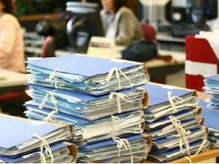 Οι μεν προηγούμενες κυβερνήσεις επειδή δεν μπορούσαν, η δε σημερινή επειδή ούτε το μπορεί αλλά ούτε και το θέλει, αφού χρησιμοποιεί την Δημόσια Διοίκηση σαν δεξαμενή αλίευσης ψήφων, θωπεύει δε και ενισχύει την συντεχνιακή νοοτροπία που την χαρακτηρίζει, καθώς και την στρεβλή και εργατοπατερική πολιτική των συνδικαλιστών που την ελέγχουν και την κατατρύχουν.