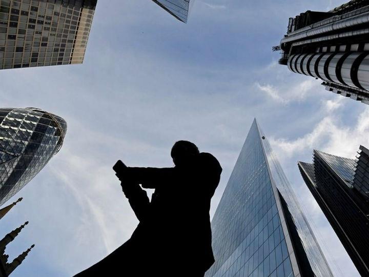 Χώρες που αντιστοιχούν σε πάνω από το 50% του παγκόσμιου ΑΕΠ έχουν εφαρμόζει περιοριστικά μέτρα, και η Διεθνής Οργάνωση Εργασίας εκτιμά ότι οι βιομηχανίες που έχουν τις μεγαλύτερες πιθανότητες να απολύσουν ή να θέσουν σε αναστολή μέρος του εργατικού δυναμικού τους απασχολούν 1,25 δισεκατομμύρια ανθρώπους.