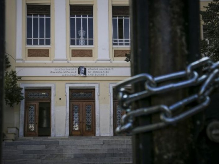 «Είναι προφανές ότι τα διάφορα πανεπιστημιακά τμήματα δεν θέλουν να πάρουν εκείνα την ευθύνη για τη θέσπιση ελάχιστης βάσης εισαγωγής».