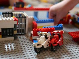 Την 1η Μαρτίου 2018 η Επιτροπή εξέδωσε σύσταση η οποία περιλαμβάνει ένα σύνολο επιχειρησιακών μέτρων που θα πρέπει να λάβουν οι επιγραμμικές πλατφόρμες και τα κράτη μέλη για να βελτιώσουν περαιτέρω τις εργασίες σχετικά με παράνομο επιγραμμικό περιεχόμενο, συμπεριλαμβανομένων των περιπτώσεων επικίνδυνων προϊόντων. 