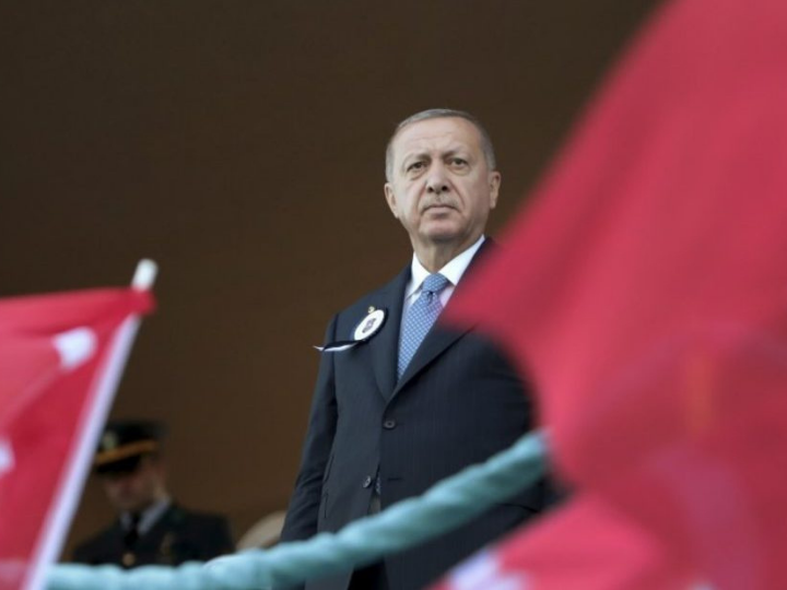 «Αναφορικά με τον γεωπολιτικό προσανατολισμό της Τουρκίας του Ταγίπ Ερντογάν, πολλοί ξένοι παρατηρητές, διπλωμάτες και φορείς, όπως η Oxford Aalytica, τονίζουν ότι η Τουρκία όλο και περισσότερο απομακρύνεται από τη Δύση, με τρόπο που γεννά πολλούς προβληματισμούς.»