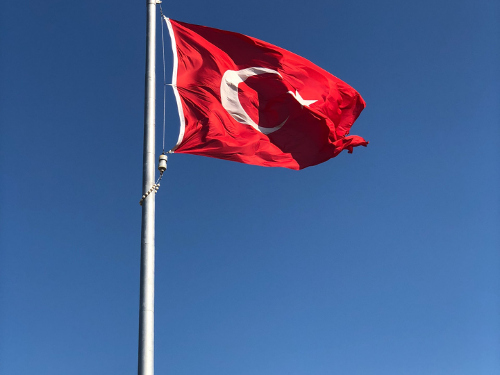 Πηγαίνοντας λίγο πίσω στην ιστορία θα δούμε ότι στην διάρκεια του Β΄ Παγκοσμίου Πολέμου η Τουρκία με τον φερετζέ της ουδετερότητας έκλεισε συμφωνία με τον Χίτλερ και λίγο πριν λήξει ο Πόλεμος, όταν είδε ότι η πλάστιγγα γέρνει οριστικά υπέρ των συμμάχων, μεταπήδησε στο στρατόπεδο τον νικητών.