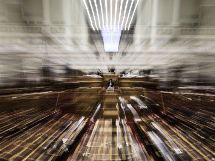 Οι σύγχρονοι Φαρισαίοι δεν προσεύχονται, εκφράζουν όμως δημοσίως την ικανοποίησή τους λέγοντας : ‘’Ευτυχώς που δεν είμαστε σαν αυτούς τους ανάλγητους νεοφιλελεύθερους που θέλουν να κατεδαφίσουν το κοινωνικό κράτος. Ένδεκα φορές έκοψαν τις συντάξεις ενώ εμείς τις περικόψαμε αρκετές φορές επιπροσθέτως, καταργήσαμε και το ΕΚΑΣ, και, αν και πιστοί στο δόγμα ‘’κανένα σπίτι στα χέρια τραπεζίτη’’.