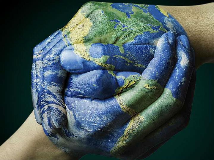 «Η τωρινή κρίση θα τελειώσει είτε όταν βρεθεί ένα εμβόλιο είτε όταν αρκετό μέρος του παγκόσμιου πληθυσμού έχει αναπτύξει ανοσία (αν όντως η ανοσία διαρκείας είναι δυνατή), κάτι που πιθανώς θα απαιτήσει περίπου τα δύο τρίτα του συνολικού πληθυσμού να μολυνθούν. Τίποτε από τα δύο δεν θα γίνει γρήγορα και στο μεταξύ το ανθρώπινο και οικονομικό κόστος θα είναι τεράστιο».