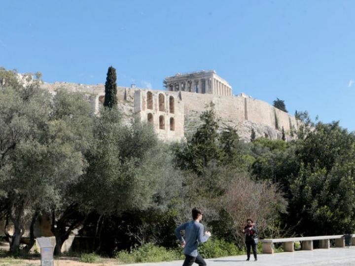 Ο Θουκυδίδης αφηγείται την επιδημία αμέσως μετά το πιο γνωστό απόσπασμα του έργου του: Τον επικήδειο λόγο που ο Περικλής εκφωνεί φαινομενικά για να επαινέσει τους πολίτες-στρατιώτες που έπεσαν στη μάχη, αλλά εξίσου για να επαινέσει τους νόμους της πόλης.