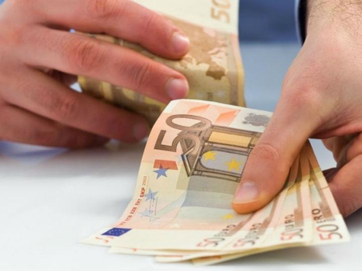 Όπως προκύπτει από τα στοιχεία της Τραπέζης της Ελλάδος, η αύξηση των καταθέσεων του ιδιωτικού τομέα κατά το δίμηνο Ιουνίου-Ιουλίου διαμορφώθηκε στα 3,4 δισ. ευρώ, εκ των οποίων το μεγαλύτερο τμήμα (τα 2,9 δισ. ευρώ) αφορούσε διεύρυνση των καταθέσεων των επιχειρήσεων του μη χρηματοπιστωτικού κλάδου.