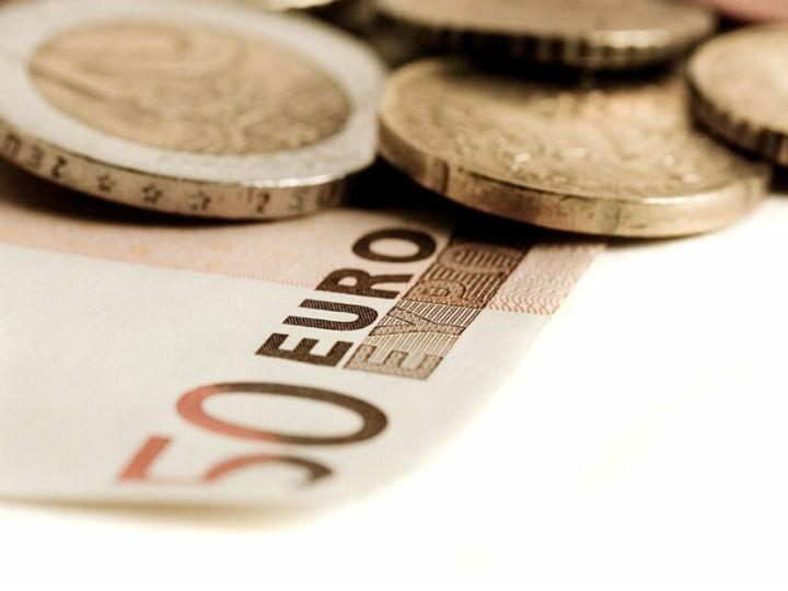 Η ιδιωτική κατανάλωση εκτιμάται ότι θα παρουσιάσει το 2020 μείωση κατά 7,6% που είναι το τρίτη αρνητική επίδοση κατ΄τη μενημεονιακή περίοδο, με πρώτη το 2011 (-10,7%) και δεύτερη την ίση περίπου το 2012 (-7,9%).