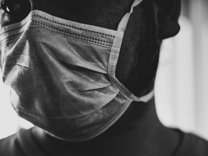 «Στη διάρκεια ενός χρόνου, περισσότεροι από 3 εκατομμύρια άνθρωποι έχασαν τη ζωή τους, άλλοι έχασαν την εργασία τους, οι επιχειρήσεις (συνήθως μικρές, μεσαίες και πολύ μικρές) έκλεισαν και σε ορισμένες χώρες που μπόρεσαν να περιορίσουν τις επιπτώσεις του ιού, η οικονομική απόγνωση έχει ωθήσει τα ποσοστά των αυτοκτονιών».