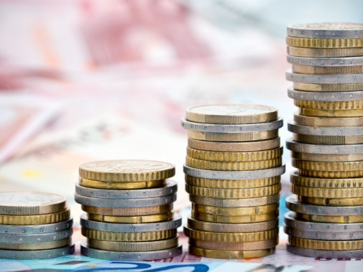 Ο Αλεξάντερ Χάμιλτον, ο πρώτος υπουργός Οικονομικών των ΗΠΑ, κατάφερε να μειώσει τα τεράστια δημόσια χρέη των πρώτων αποικιών μετά τον πόλεμο της Ανεξαρτησίας, εξαλείφοντας έτσι την απειλή της κρατικής χρεοκοπίας.