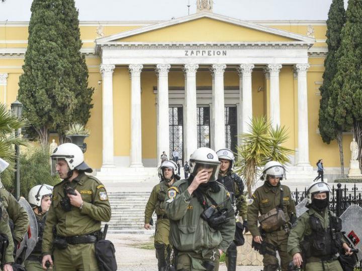 Το φαινόμενο δεν είναι καινούργιο κι όποιος έχει περάσει από πανεπιστήμια μπορεί να αφηγηθεί ιστορίες αυταρχισμού, βίας, ενιαίας σκέψης, οστρακισμού διαφωνούντων, καχεκτικής ή απούσας ανταλλαγής ιδεών, έγνοιας και καθαρής ανοησίας.