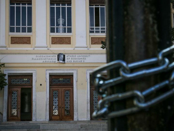 «Σήμερα τα μητρώα των εκλεκτόρων, εσωτερικών και εξωτερικών, καταρτίζονται από τα τμήματα και επικαιροποιούνται κατά το δοκούν. Έτσι, ενόψει μιας εκλογής, μπορεί το μητρώο των εξωτερικών μελών να επικαιροποιηθεί κατάλληλα, δηλαδή να προστεθούν ή να αφαιρεθούν μέλη, ώστε να εξασφαλιστεί ή να αποτραπεί η εκλογή συγκεκριμένων υποψηφίων.»