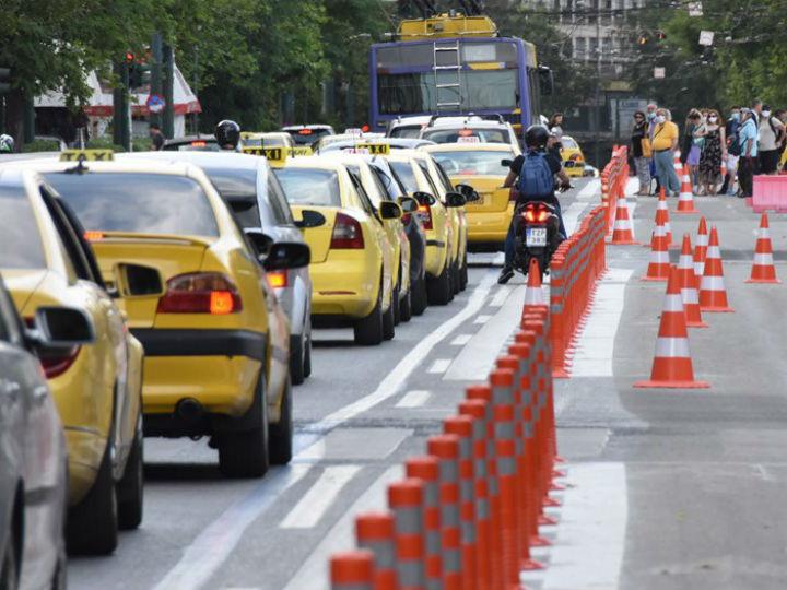 «Ο συνωστισμός στον οποίο αναπόφευκτα θα οδηγούνταν όσοι ενδεχομένως συνέρρεαν στα μέσα μαζικής μεταφοράς δεν αντίκειται στις πλέον θεμελιώδεις των προβλέψεων για την αποτροπή εξάπλωσης της πανδημίας; Ακριβώς αυτός δεν είναι ο λόγος για τον οποίο τα πρόστιμα «πέφτουν βροχή» και τα λουκέτα διαδέχονται το ένα το άλλο, ανά τη χώρα, στα καταστήματα υγειονομικού ενδιαφέροντος που παραβιάζουν αυτές τις προβλέψεις;»