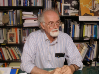 Με βάση στοιχεία, εκτιμήσεις και προσεγγίσεις που κάνει ο καθηγητής Πάνος Καζάκος, επανερχόμεθα στο τεχνικό και θεσμικό σκέλος μίας πιθανής αποχώρησης από την ευρωζώνη, η οποία, όπως έχουμε ήδη επισημάνει και σε παλαιότερο σημείωμά μας, κάθε άλλο παρά απλή υπόθεση είναι. Επαναλαμβάνουμε, λοιπόν, ότι επί τη βάσει Συνθηκών (τις οποίες κάποιοι ας κάνουν τον κόπο να διαβάσουν), για να αποχωρήσει ένα κράτος μέλος από την ευρωζώνη θα πρέπει να εγκαταλείψει και την Ευρωπαϊκή Ένωση (ΕΕ), αλλά στην συνέχεια έχει την δυνατότητα να επαναδιαπραγματευτεί την επάνοδό της σε αυτήν. Ζήσε Μάη μου να φας τριφύλλι, δηλαδή.