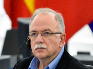 Με κύρια ευθύνη του Συμβουλίου και συγκεκριμένων κρατών-μελών, με την ανοχή της Κομισιόν, τα συγκρουόμενα εθνικά συμφέροντα πολλών κρατών-μελών, αλλά και η ακροδεξιά, φοβική δημαγωγία την οποία υιοθετεί κι ένα σημαντικό τμήμα των συντηρητικών πολιτικών δυνάμεων, δυσκολεύουν τη διαμόρφωση μιας συνεκτικής και αποτελεσματικής πολιτικής στο ζήτημα του προσφυγικού και της μετανάστευσης.